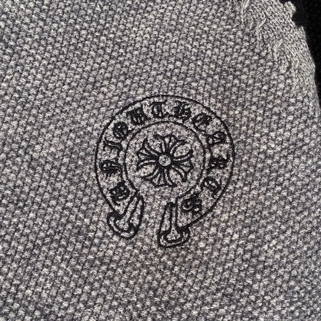 P260 ChromeHearts popular Chrome Hearts CH Sanskrit horseshoe cross embroidery pullover round neck raglan sleeve sweater. Contrast color splicing raglan round neck knitted sweater, unique knitting texture, soft and skin-friendly, classic pattern embroidery on the front and back. Retro chic. The contrasting color raglan sleeve design and the thick stitching craftsmanship at the joints make it look great when worn alone or layered! The fit is loose and slimming! Fashionable patchwork colored sweater, colorfully intertwined, with clear layers, warm and slimming. Whether worn alone or layered, you can easily control various styles and show your personal charm. The raglan sleeves are shoulder-width in contrasting colors and have ultra-detailed embroidery on the front and back, giving it a casual street feel. It looks great when worn alone! The sleeves are designed with contrasting colors and seams, and the round neck style reveals the neck and flatters the face shape! Wool blend knitted fabric, soft, comfortable and warm to the touch. Contrasting color design➕Loose fit, not flattering on your body shape and slimming, not to mention how easy it is to wear! Basic, versatile and fashionable classic! Black and white are versatile! Black and gray high-end! Couples get involved!  Color: black and white/black gray Size: S~M~L